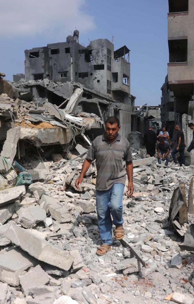 74 killed in Gaza as Israeli forces strike cafe
