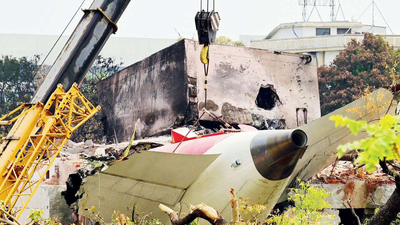 How 4000-kg tail of Boeing Dreamliner was retrieved from college hostel building