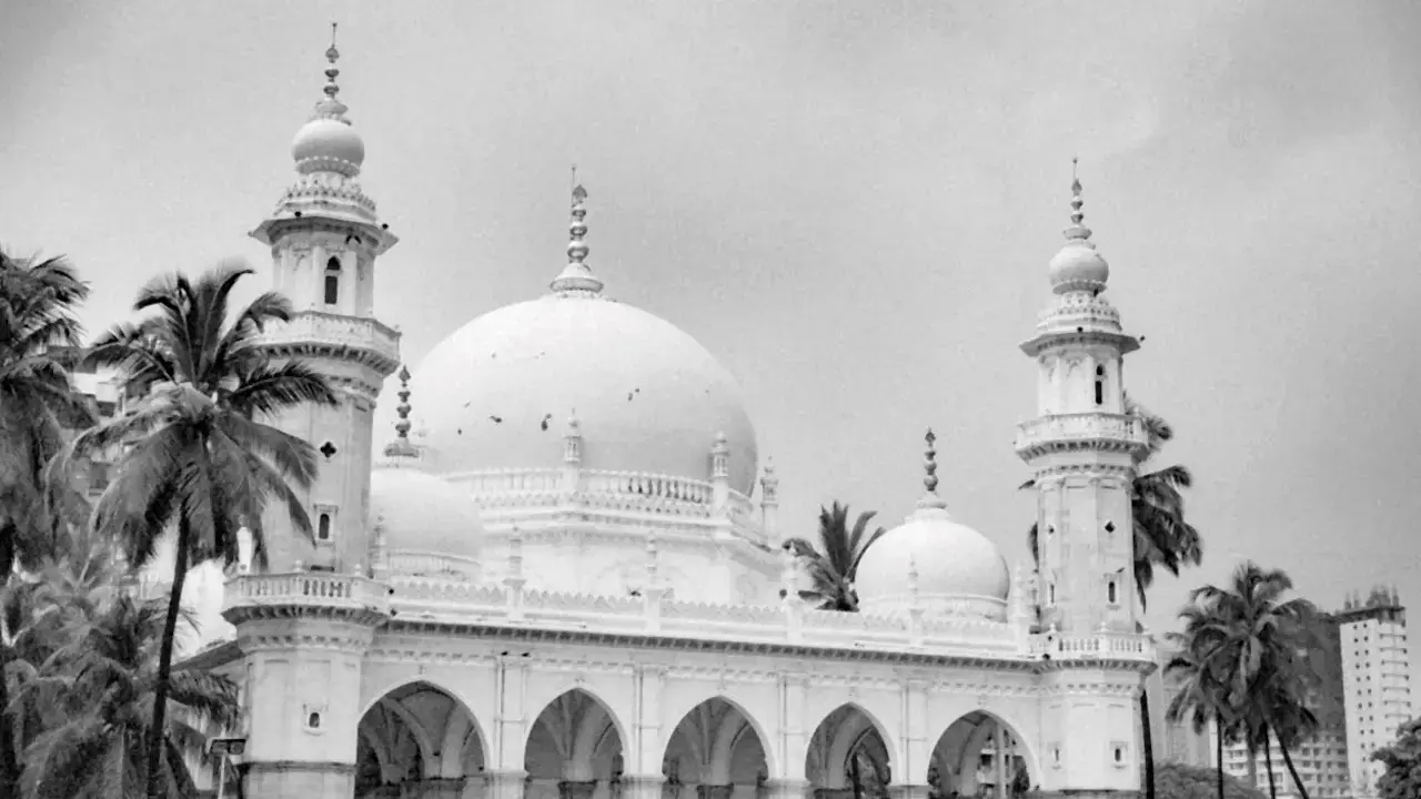 Marble marvelEnd your walk with a bit of jaw-drop. Hasnabad Dargah is often dubbed “Mumbai’s mini Taj Mahal.” Built in the late 1800s, this is the resting place of Shah Hasan Ali Shah, the first Aga Khan, who came to India from Iran. The Dargah features white and blue stone, Mughal-inspired arches, two slender minarets, and a central dome that turns magical at dusk when the monument is softly lit. Design details include intricate jalis, floral engravings, and finely carved marble
 
