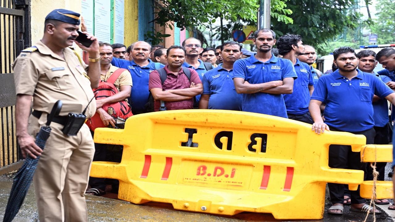 Airline loaders hold peaceful demonstration in Mumbai demanding fair wages